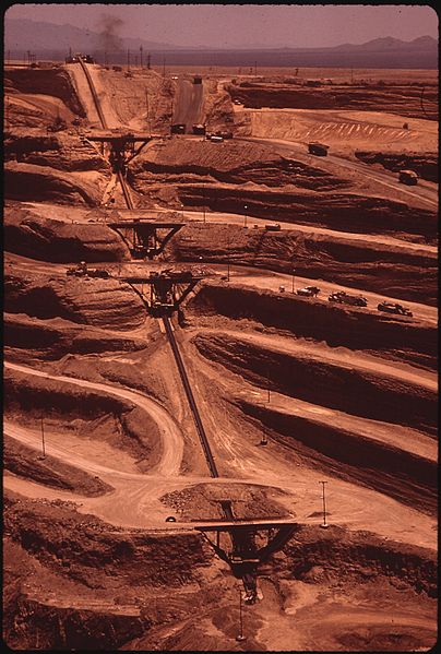 File:THE ANACONDA CO.'S TWIN BUTTES MINE. THE FIRST 500 FT. OF THE 1,100 FT. MINE WAS ALLUVIUM, A WASTE PRODUCT. THE... - NARA - 544100.jpg