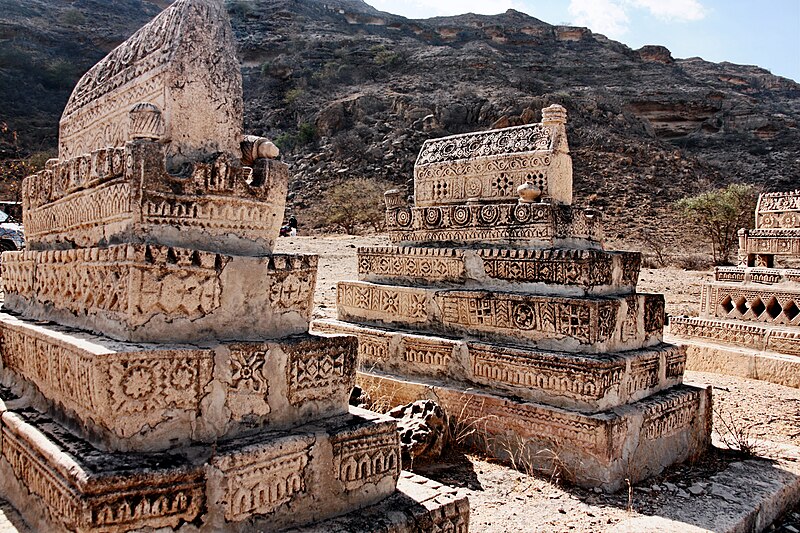 File:Taung tombs in Kirthar National Park.jpg