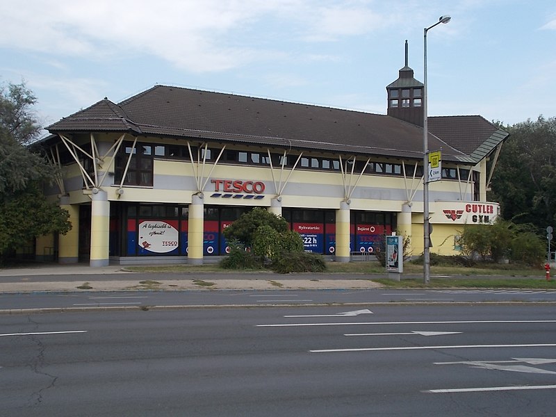 File:Tesco és tornaterem, 2017 Nyíregyháza.jpg