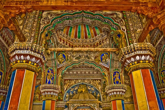 Cung điện Maratha Thanjavur là một trong những công trình kiến ​​trúc hoành tráng ở Ấn Độ. Những kiến ​​trúc với hình dạng đặc biệt và hoa văn tinh xảo sẽ làm bạn ngạc nhiên. Khám phá Trung tâm di tích Quốc gia Cung điện Maratha Thanjavur, nơi nhiều tướng lĩnh và vua chúa cũng đã sống và quản lý đất nước từ thế kỷ 15 đến thế kỷ