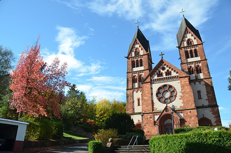 File:The church of Mettlach with red sandstone blocks and autumn trees - panoramio.jpg