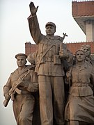 Monumento davanti al Mausoleo di Mao in Piazza Tienanmen