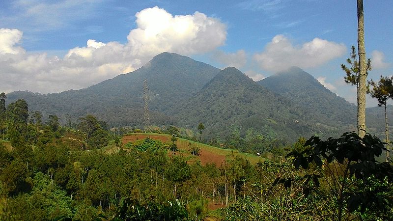 File:Tiga Gunung Indah.jpg