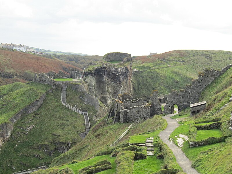 File:Tintagel Castle, Cornwall (461262) (9459145696).jpg