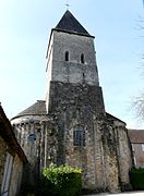 Le clocher est et le chœur triconque (la chapelle est a été détruite).