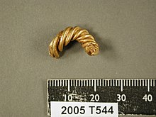 Iron Age gold wire from 'Gayton Area', Norfolk Treasure case 2005 T544, Iron Age gold wire from 'Gayton Area', Norfolk (FindID 205262).jpg