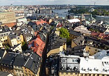 Panorama d'une ville d'apparence européenne et ancienne depuis un point de vue en hauteur.