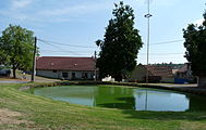 Čeština: Návesní rybník ve vsi Uhřínovice (Brtnice), okres Jihlava. English: Pond in the village of Uhřínovice, part of the town of Brtnice, Jihlava District, Vysočina Region, Czech Republic.