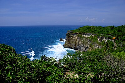 Pemandangan tebing di sekitar Pura Luhur Uluwatu, Bali, Indonesia