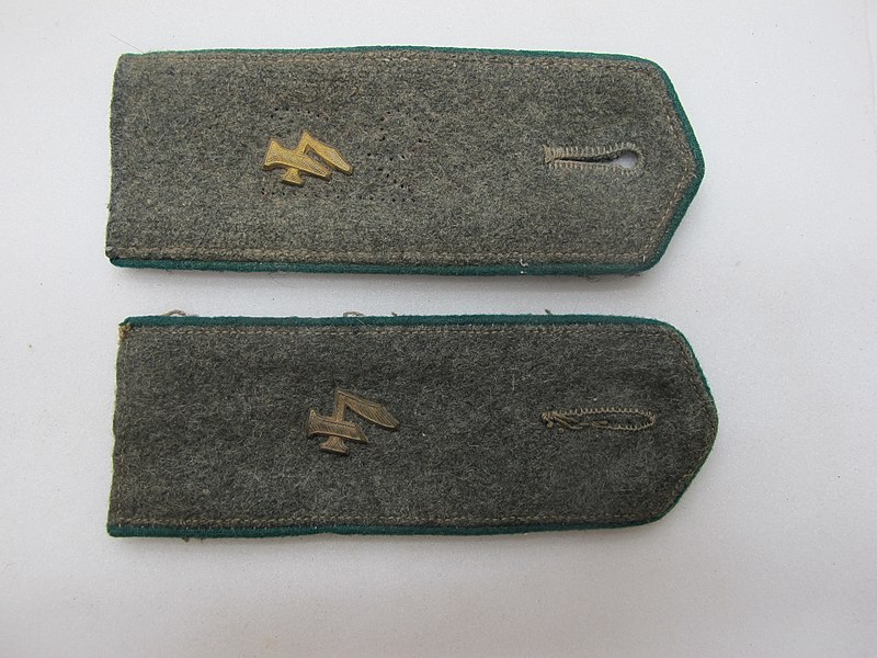 File:Uniform shoulder strap pair (AM 768600-8).jpg