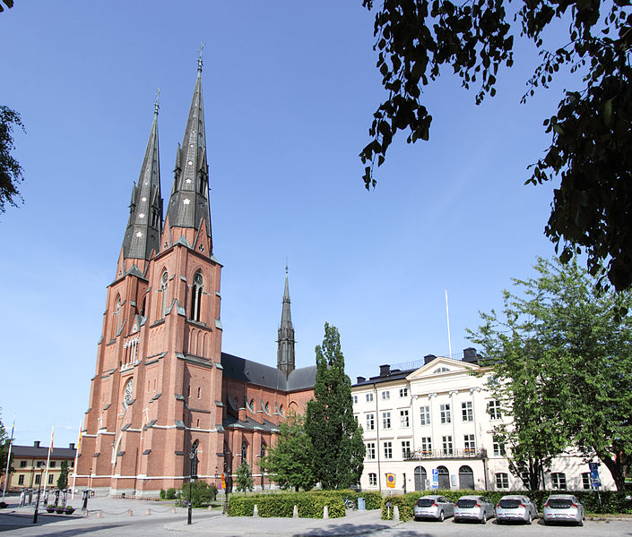 File:Uppsala cathedral with Dekanhuset.jpg