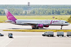 Boeing 757-200 в аэропорту Домодедово