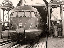 DB-Baureihe VT 12.5 als Kopenhagen-Expreß beim Verlassen des Fährschiffs Theodor Heuss am Anleger Großenbrode Kai (1959)