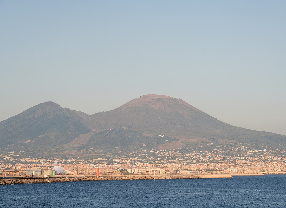 File:Vesuvio visto dal lungomare.jpg