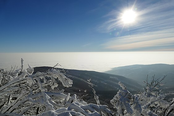 Inversionswetterlage mit Sonne in der Slowakai oben in den Bergen, unten ist der Stratus des Tals. The sun in blue sky, up in Carpathian Mountains (Vihorlat).