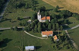 Viklau kyrka med omgivningar.