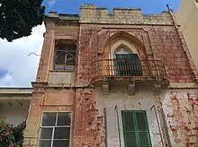 A Neo-Gothic arch on facade Villa Ignatius 40.jpg