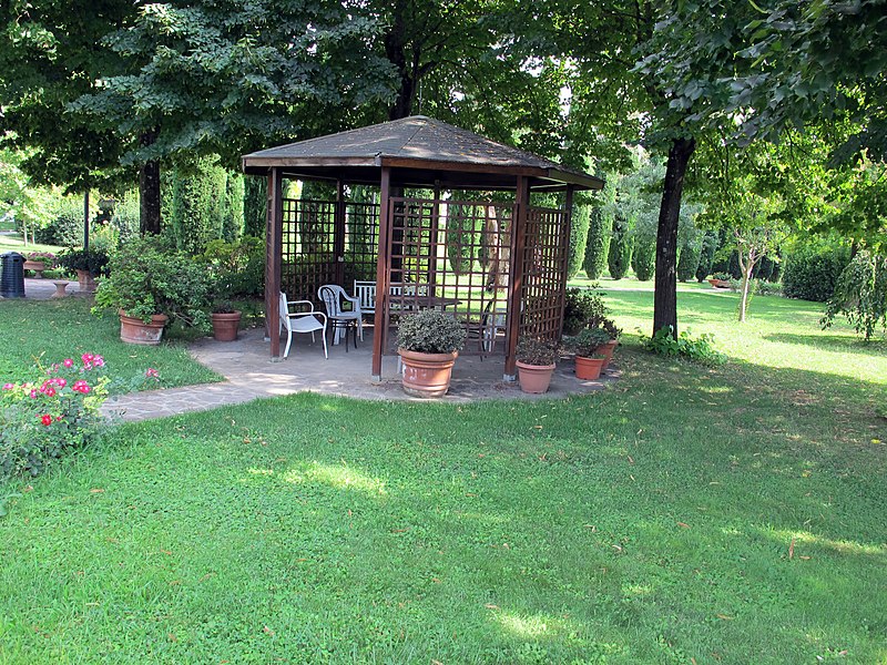 File:Villa le brache, giardini 13 gazebo.JPG