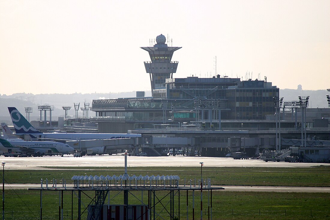 File:Vue Orly Sud Tour VORDME Orly.jpg