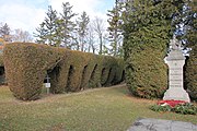 Deutsch: Putten und Statuen von Giovanni Giuliani am Waisenhausfriedhof, Teil des Mödlinger Friedhofes
