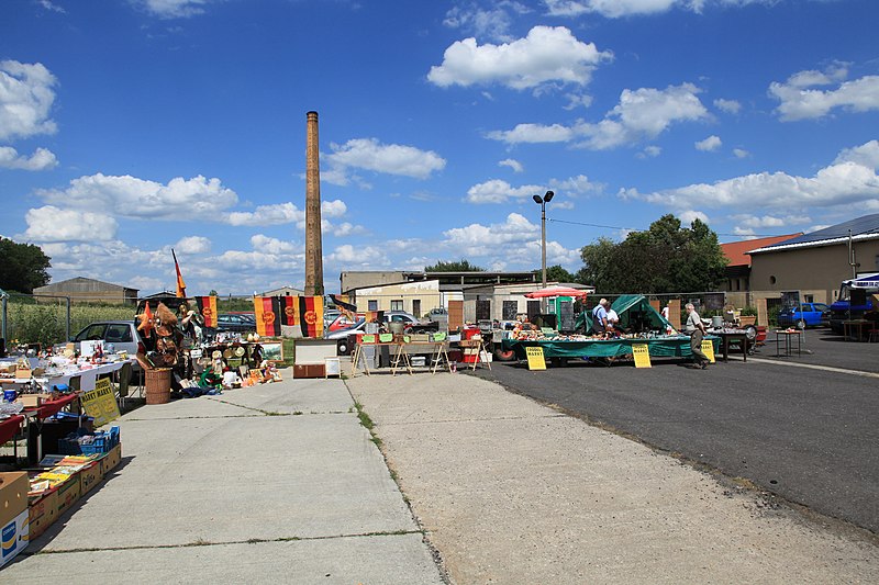 File:Waldhufen Baarsdorf - Hauptstraße - Flohmarkt 03 ies.jpg