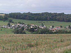 Warnécourt (Ardennes) vue du village.JPG