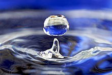 Unha pinga de auga e a depresión cóncava tralo rebote dun obxecto caído na superficie líquida da auga.