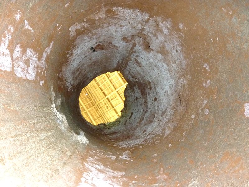 File:Well in Vinh Moc tunnel.JPG