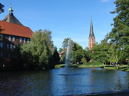 Winsen Luhe Blick auf das Schloss und St Marien Kirche 2013.JPG