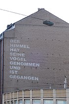 Gitti Gök (Der Himmel ist gegangen), Brandwand-Beschriftung am Haus Ackerstraße 3 von Ulrike Möschel (2015)