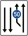 Zeichen 546-11 Aufweitungstafel; Darstellung mit Gegenverkehr und mit integriertem Zeichen 275 StVO: ein vorhandener und ein zusätzlicher Fahrstreifen links in Fahrtrichtung, zwei Fahrstreifen im Gegenverkehr