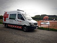 Mercedes Sprinter ziekenwagen van Rode Kruis afdeling Ieper, met de striping editie 2015, bij het ComingWorldRememberMe-monument in de Palingbeek.