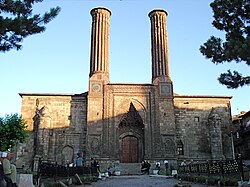 สมัยเซลจุค หอมินเนอเร็ตคู่แห่งมาดราซาห์ (Çifte Minareli Medrese) สัญลักษณ์ของแอร์ซูรุมที่ปรากฏบนตราอาร์มของเมือง