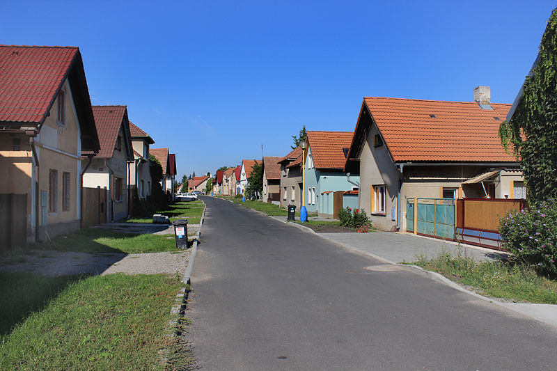 File:Úmyslovice, side street.jpg