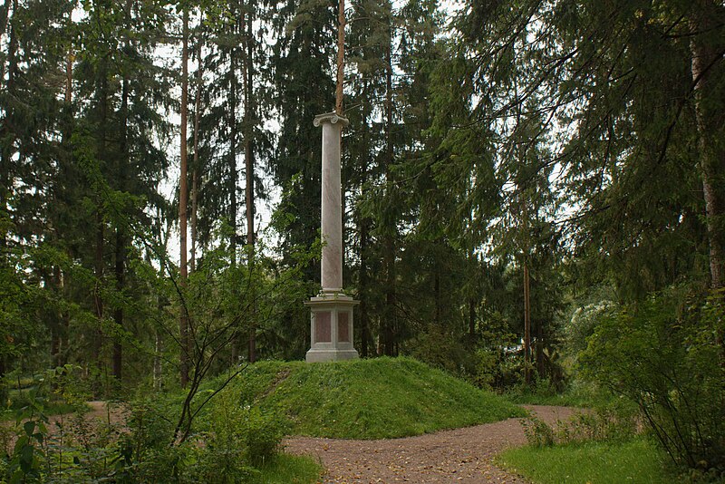 File:Колонна Конец Света в Павловском парке после реставрации, осень 2017 г..jpg
