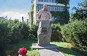 Монастирище. Пам’ятник Т.Г. Шевченку (біля школи).jpg