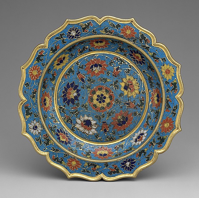 Chinese dish with scalloped rim, from the Ming dynasty; early 15th century; cloisonné enamel; height: 2.5 cm, diameter: 15.2 cm