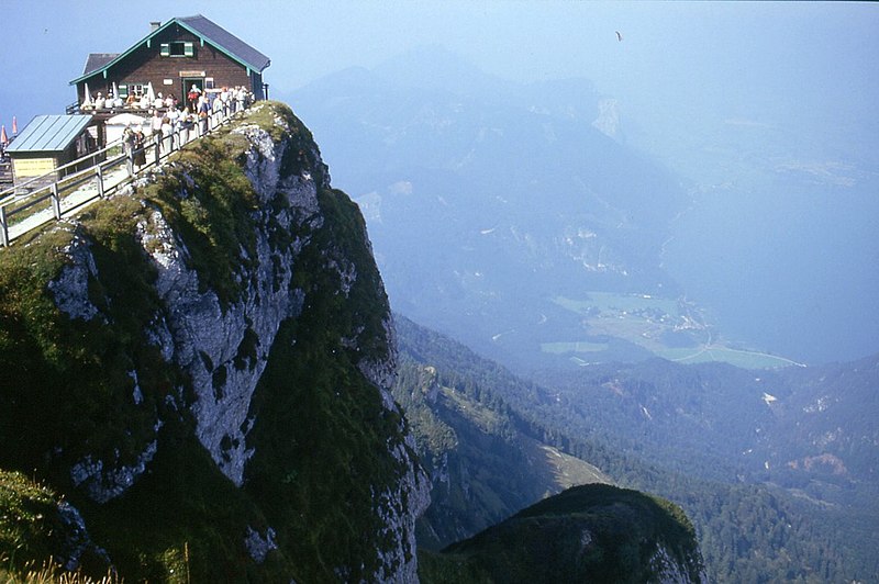 File:169R35160987 Schafberg, von Bergstation, Gegend.jpg