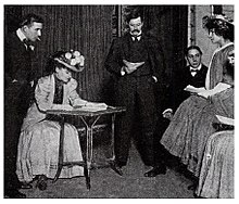 Jeanne d'Orliac attablée entre Henri Burguet et Roger Vincent (répétition de la pièce Joujou tragique au théâtre du Gymnase en 1907).