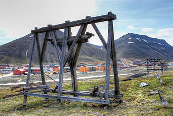 English: Cableway from abandoned coal mine just south of Longyearbyen, Svalbard Photograph: Pjs WN