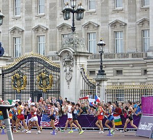 Olympische wandeling van 20 km heren 2012 in Buckingham Palace.JPG