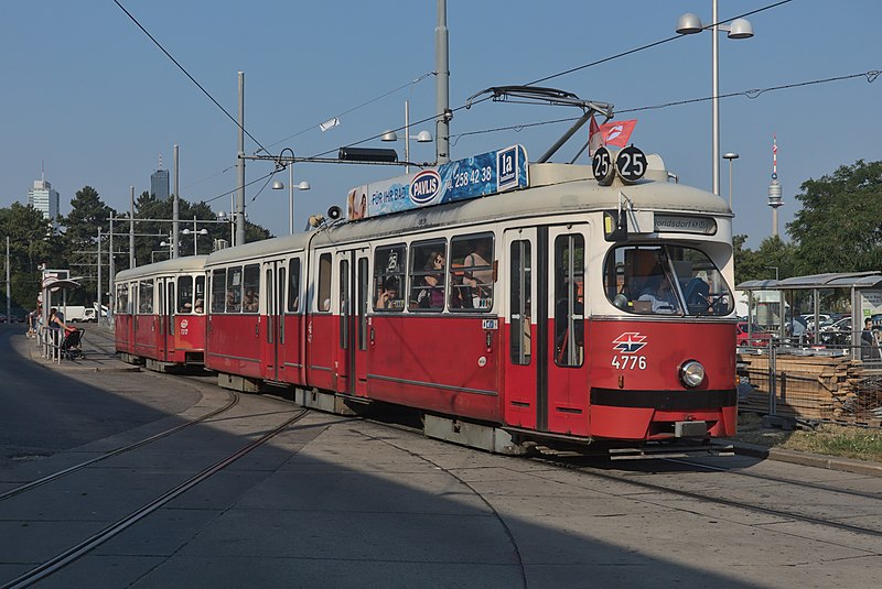 File:2017-06-21 AT Wien 22 Donaustadt, Dr.-Adolf-Schärf-Platz, Hst. Kagran U, E1 4776+c4 1317 Linie 25 (50078163286).jpg