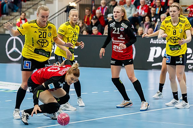 File:2022-12-11 Handball, EHF League Women, HC - IK Sävehof 1DX 7250 by - Commons
