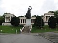 Deutsch: Bavaria und Ruhmeshalle am Theresienwiese, München, Deutschland English: Bavaria Statue and the Hall of Resounding Fame on Therese Meadow, Munich, Germany Camera location 48° 07′ 50.3″ N, 11° 32′ 47.9″ E  View all coordinates using: OpenStreetMap