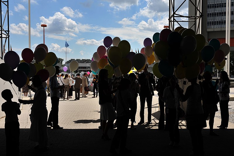 File:500 Peace Balloons (01310725) (4875236481).jpg