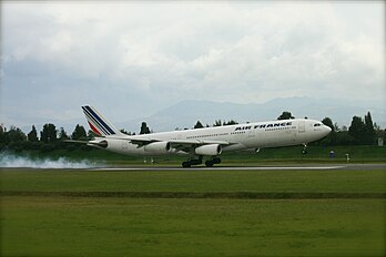 Airbus A340 aux couleurs d'Air France atterrissant à l'Aéroport international El Dorado de Bogotà. (définition réelle 2 767 × 1 844)