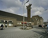 Achterzijde Station Roosendaal met borstbeeld op pilaar; 2006.