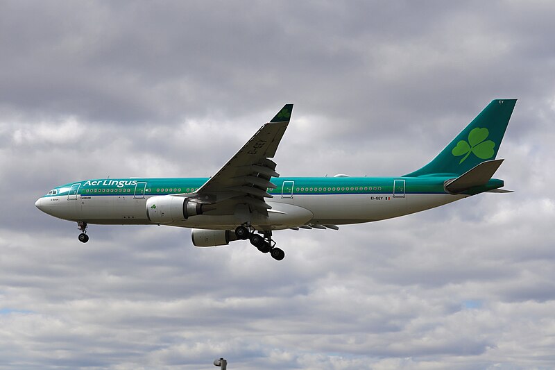 File:Aer Lingus A330-200 in old livery landing at Toronto Pearson Int'l Airport.jpg