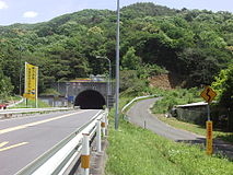 三河湾オレンジロード（音羽蒲郡道路）清田トンネル（左）の西側。右手の旧道はつづら折りの山道。