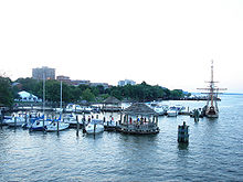 Moderne foto van pieren die zich uitstrekken in rustig water met een dozijn boten die eraan zijn aangemeerd.